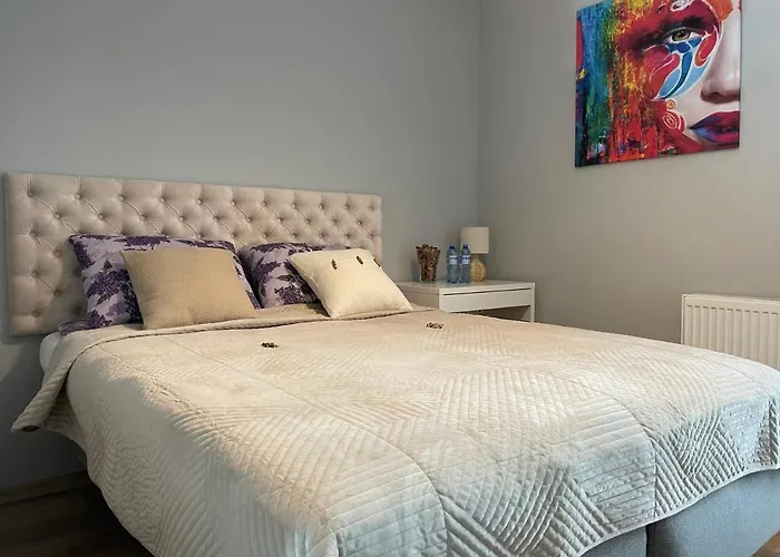 Garbary 100 City Center Apartment, Free Parking, Self Check-In 24H